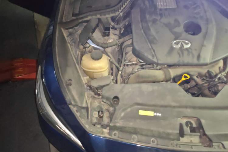 Used Infiniti Q50L 2016 2.0T Enjoyment Edition Engine Bay Right