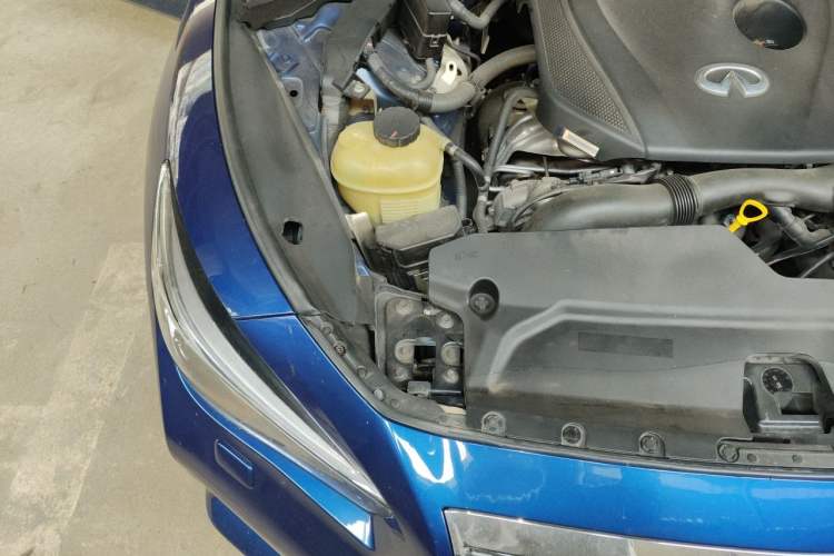 Used Infiniti Q50L 2016 2.0T Ambition Edition Engine Bay Right