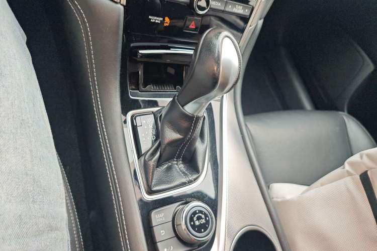 Used Infiniti Q50L 2016 2.0T Enjoyment Edition Gear Lever