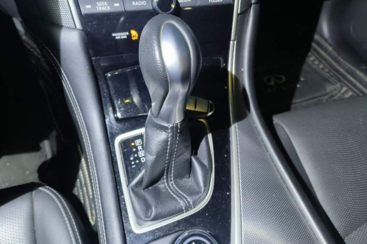 Used Infiniti Q50L 2016 2.0T Enjoyment Edition Gear Lever