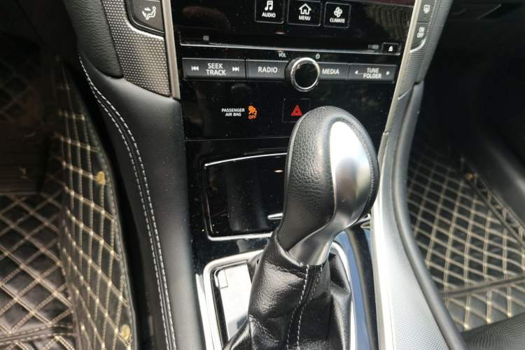 Used Infiniti Q50L 2016 2.0T Ambition Edition Gear Lever
