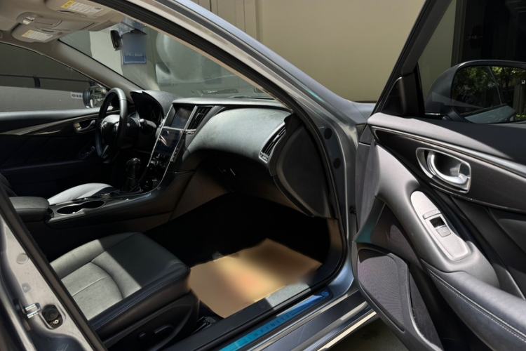 Used Infiniti Q50L 2016 2.0T Comfort Edition Interior 9