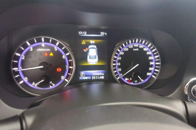 Used Infiniti Q50L 2016 2.0T Comfort Edition Odometer Close Up