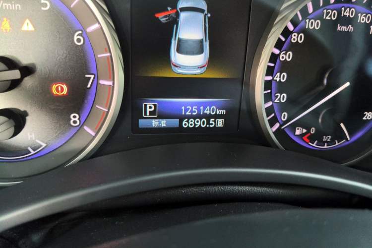 Used Infiniti Q50L 2016 2.0T Enjoyment Edition Odometer Close Up