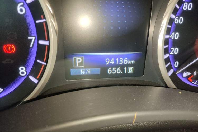 Used Infiniti Q50L 2016 2.0T Ambition Edition Odometer Close Up