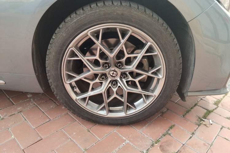 Used Infiniti Q50L 2016 2.0T Comfort Edition Right Front Wheel Hub