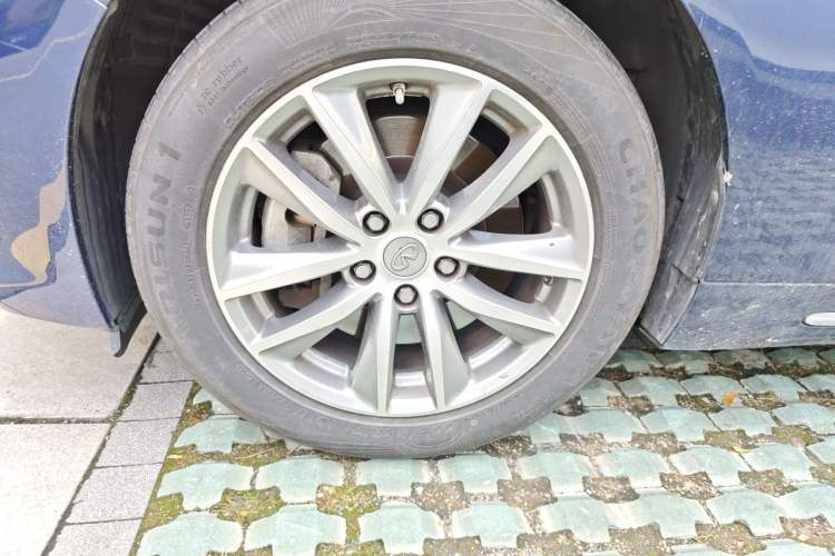 Used Infiniti Q50L 2016 2.0T Comfort Edition Right Front Wheel Hub