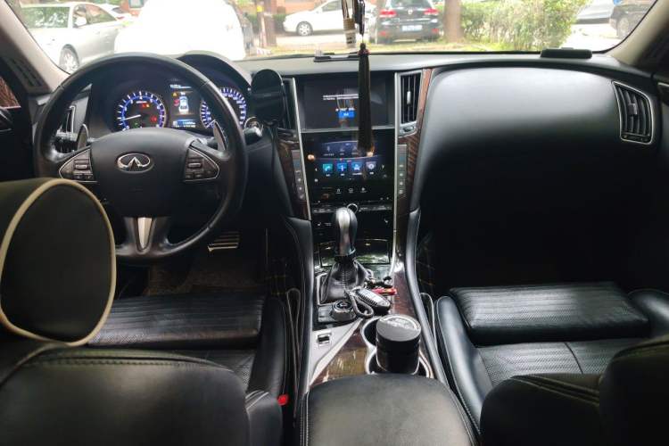 Used Infiniti Q50L 2016 2.0T Luxury Sport Edition Center Console