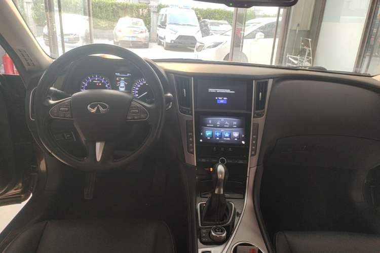 Used Infiniti Q50L 2016 2.0T Enjoyment Edition Center Console