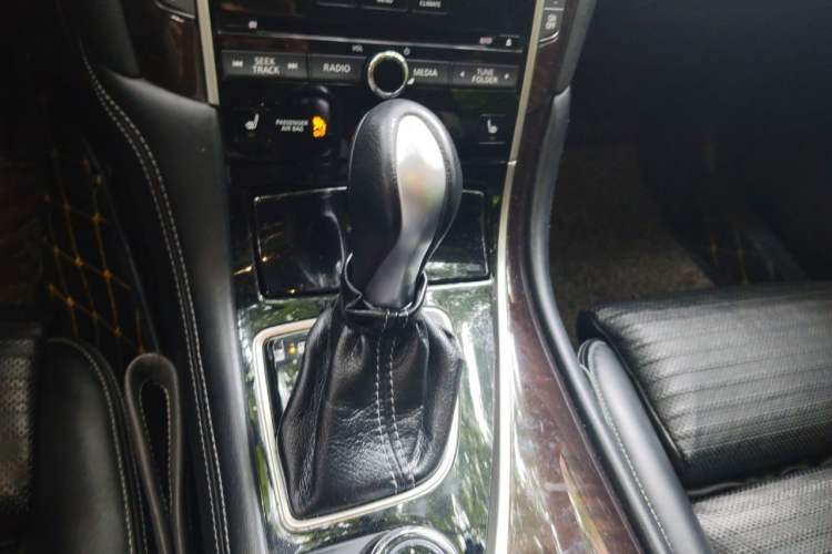Used Infiniti Q50L 2016 2.0T Luxury Sport Edition Gear Lever