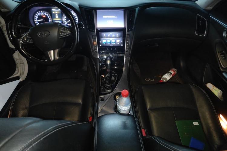 Used Infiniti Q50L 2016 2.0T Enjoyment Edition Center Console