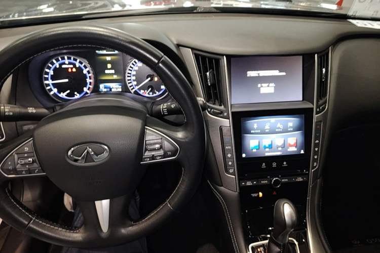 Used Infiniti Q50L 2016 2.0T Enjoyment Edition Center Console