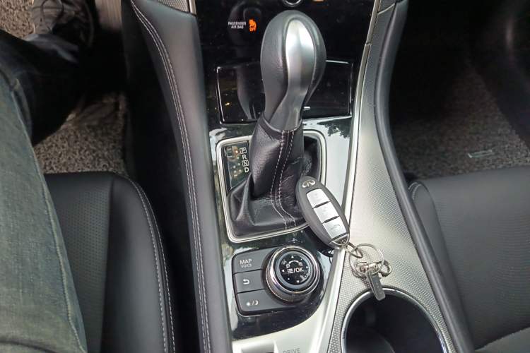 Used Infiniti Q50L 2016 2.0T Enjoyment Edition Gear Lever