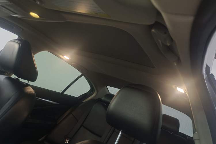 Used Infiniti Q50L 2016 2.0T Comfort Edition Interior 8