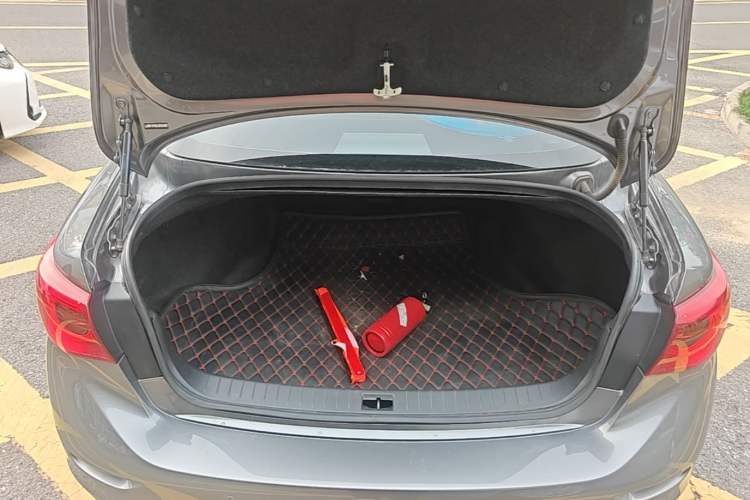 Used Infiniti Q50L 2016 2.0T Enjoyment Edition Trunk