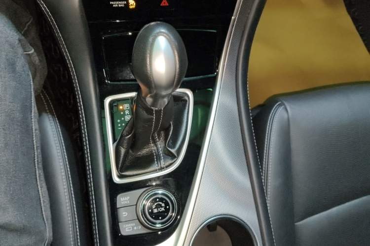 Used Infiniti Q50L 2016 2.0T Ambition Edition Gear Lever