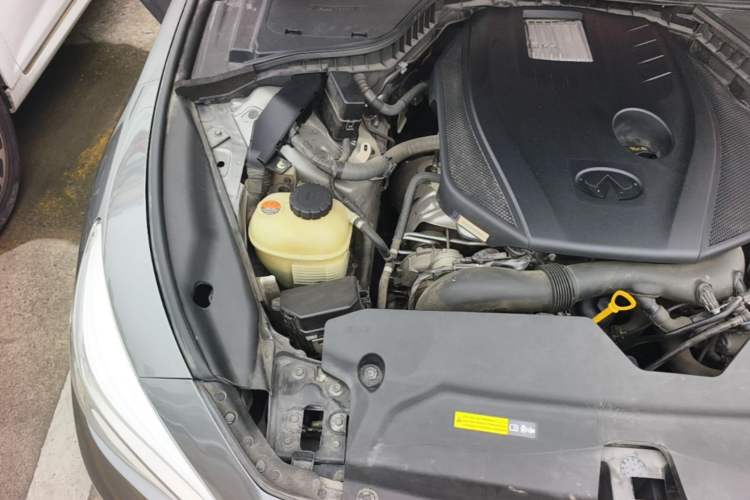 Used Infiniti Q50L 2016 2.0T Comfort Edition Engine Bay Right