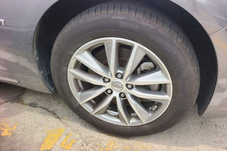 Used Infiniti Q50L 2016 2.0T Comfort Edition Right Front Wheel Hub