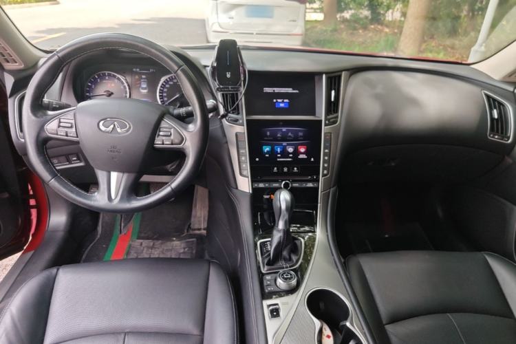 Used Infiniti Q50L 2016 2.0T Enjoyment Edition Center Console