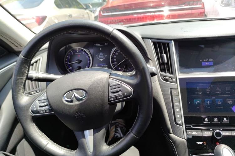 Used Infiniti Q50L 2016 2.0T Enjoyment Edition Center Console