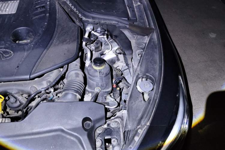 Used Infiniti Q50L 2016 2.0T Enjoyment Edition Engine Bay Left