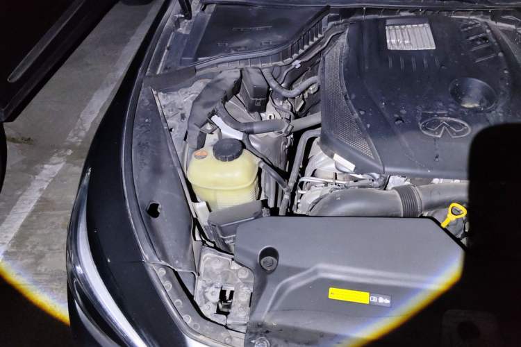 Used Infiniti Q50L 2016 2.0T Enjoyment Edition Engine Bay Right
