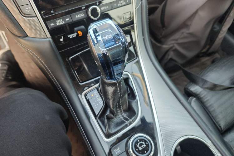 Used Infiniti Q50L 2016 2.0T Elite Sport Edition Gear Lever