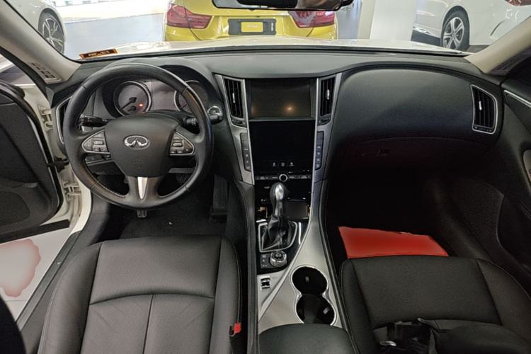 Used Infiniti Q50L 2016 2.0T Enjoyment Edition Center Console