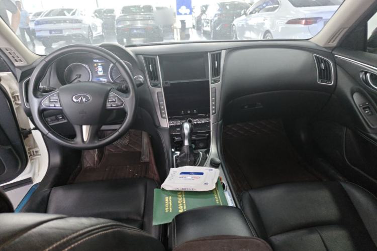 Used Infiniti Q50L 2016 2.0T Enjoyment Edition Center Console