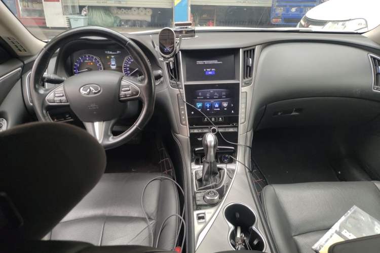 Used Infiniti Q50L 2016 2.0T Enjoyment Edition Center Console