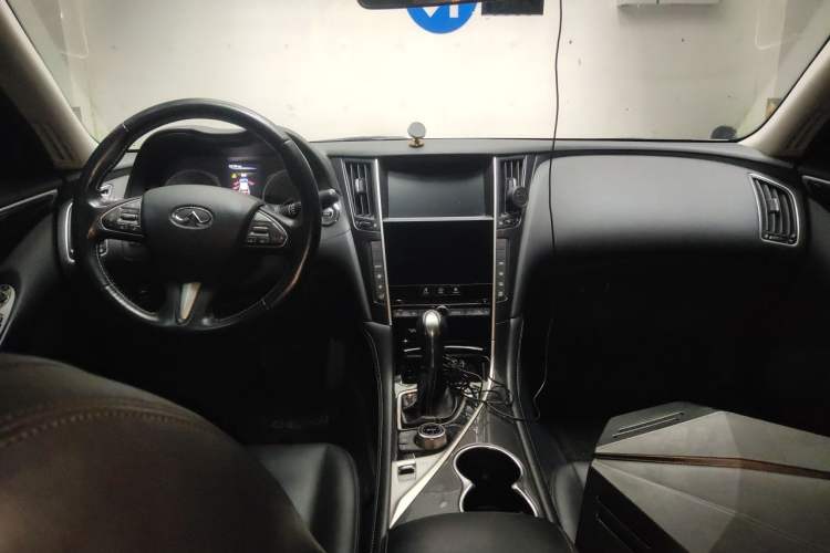 Used Infiniti Q50L 2016 2.0T Comfort Edition Center Console