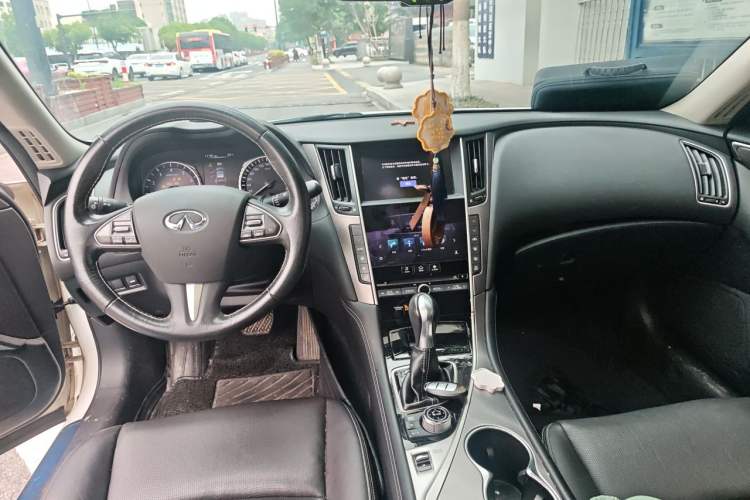 Used Infiniti Q50L 2016 2.0T Enjoyment Edition Center Console
