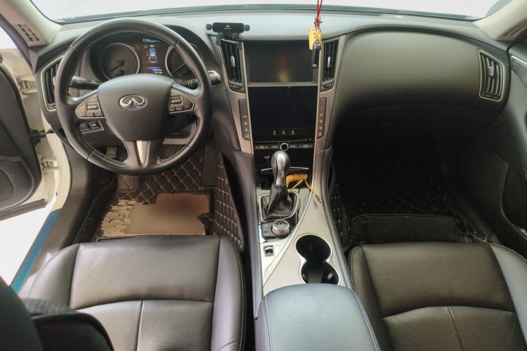 Used Infiniti Q50L 2016 2.0T Enjoyment Edition Center Console