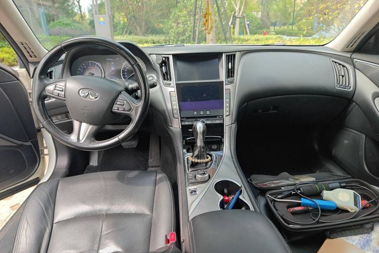 Used Infiniti Q50L 2016 2.0T Enjoyment Edition Center Console