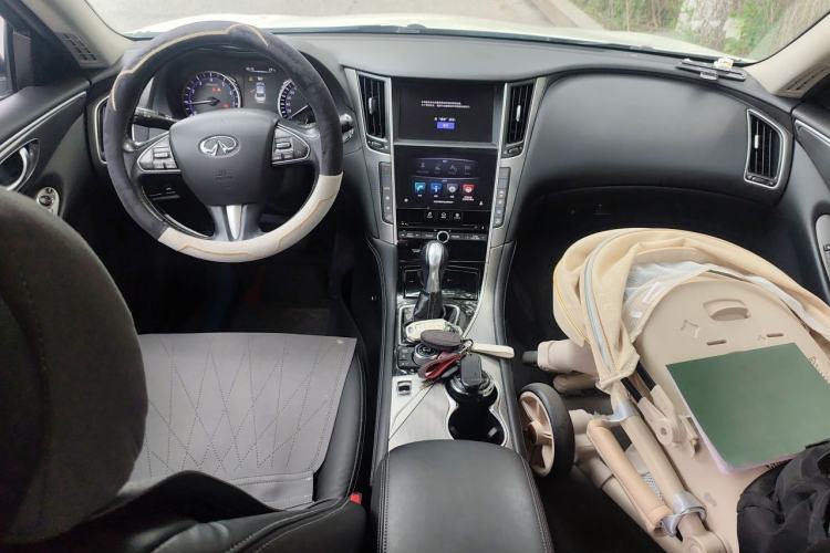 Used Infiniti Q50L 2016 2.0T Enjoyment Edition Center Console