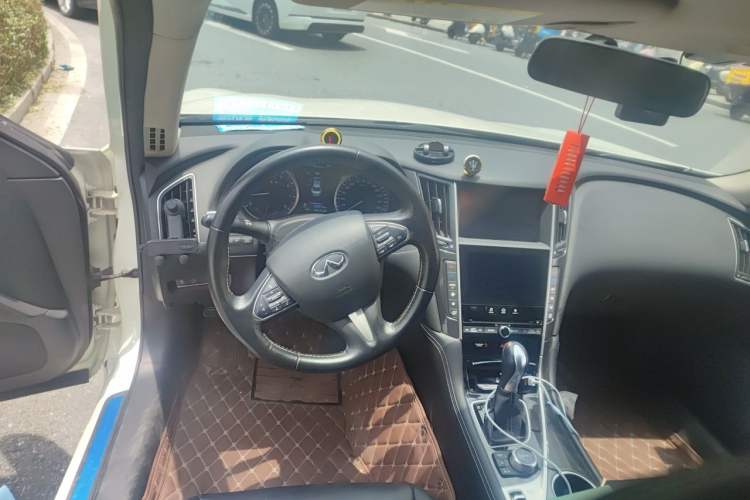 Used Infiniti Q50L 2016 2.0T Comfort Edition Center Console