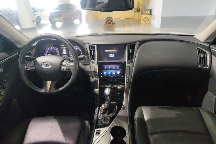 Used Infiniti Q50L 2016 2.0T Enjoyment Edition Center Console