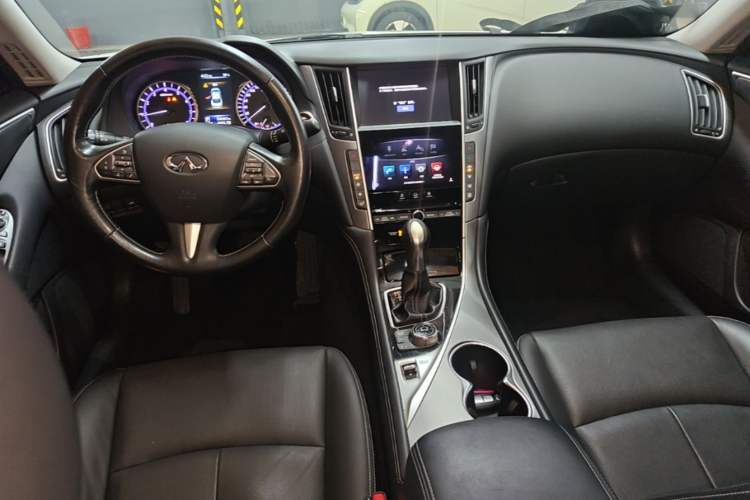 Used Infiniti Q50L 2016 2.0T Enjoyment Edition Center Console
