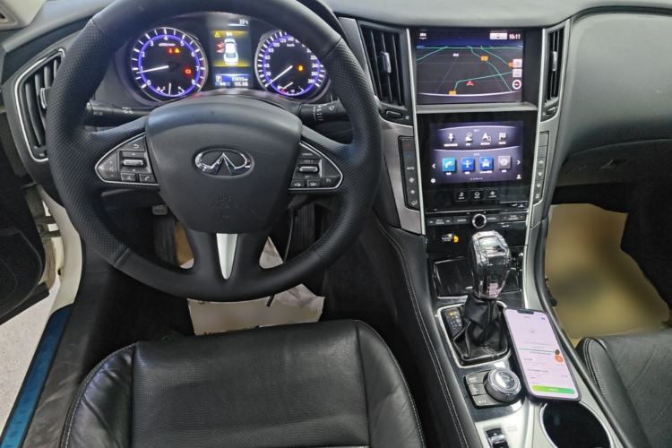 Used Infiniti Q50L 2016 2.0T Enjoyment Edition Center Console