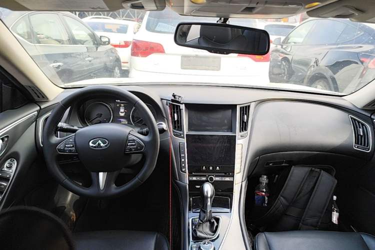 Used Infiniti Q50L 2016 2.0T Enjoyment Edition Center Console