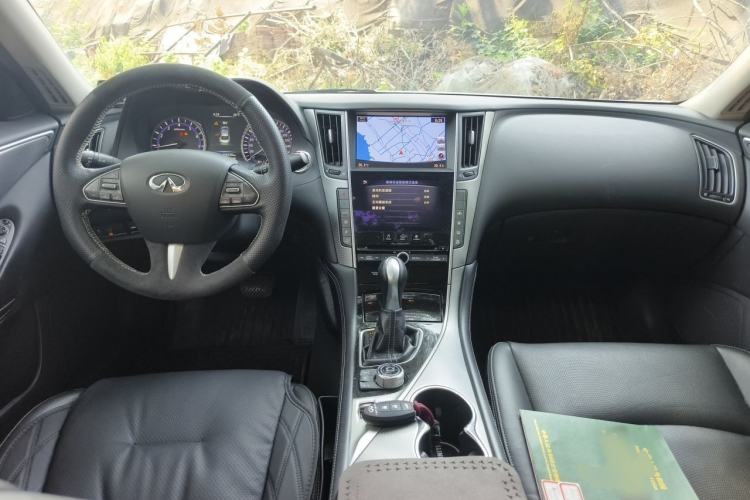 Used Infiniti Q50L 2016 2.0T Enjoyment Edition Center Console