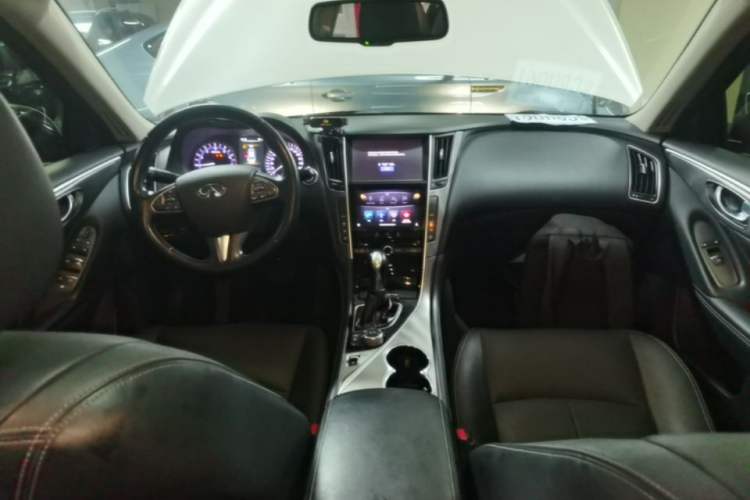 Used Infiniti Q50L 2016 2.0T Enjoyment Edition Center Console