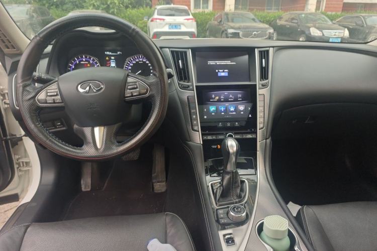 Used Infiniti Q50L 2016 2.0T Enjoyment Edition Center Console
