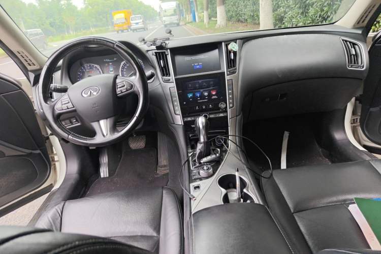 Used Infiniti Q50L 2016 2.0T Enjoyment Edition Center Console