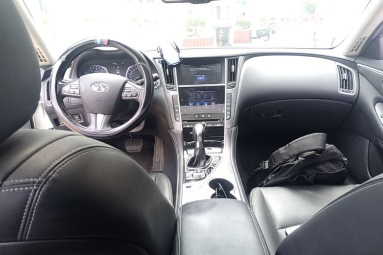 Used Infiniti Q50L 2016 2.0T Ambition Edition Center Console