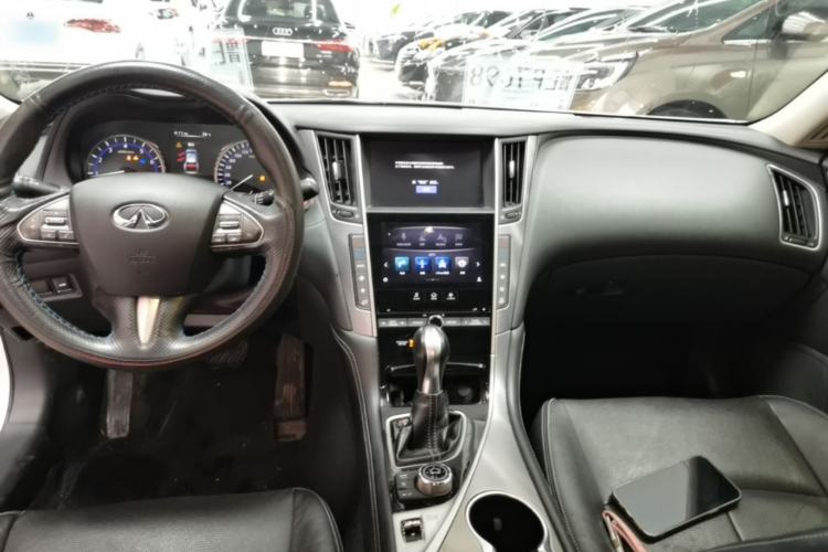 Used Infiniti Q50L 2016 2.0T Enjoyment Edition Center Console
