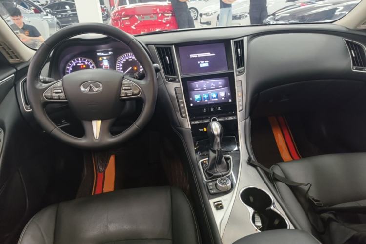 Used Infiniti Q50L 2016 2.0T Enjoyment Edition Center Console