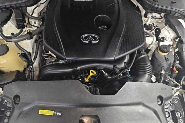 Used Infiniti Q50L 2016 2.0T Enjoyment Edition Engine Bay