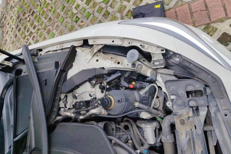 Used Infiniti Q50L 2016 2.0T Enjoyment Edition Engine Bay Left