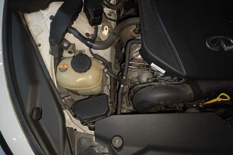 Used Infiniti Q50L 2016 2.0T Comfort Edition Engine Bay Right